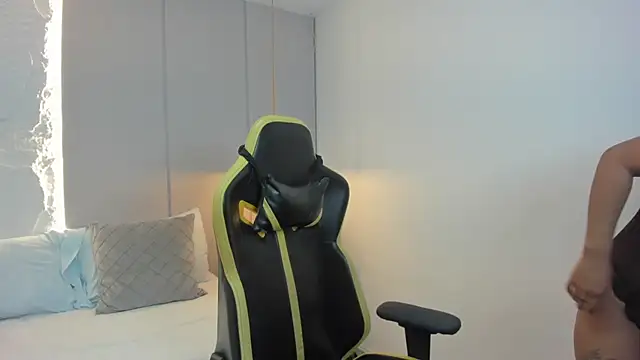 isabella florez online show from March 23, 2026, 11:54 am