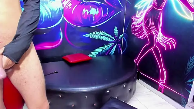 hot-threesome online show from June 7, 2026, 11:26 am