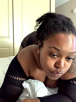 SweetHoneyBunz online show from April 29, 2026, 5:52 pm