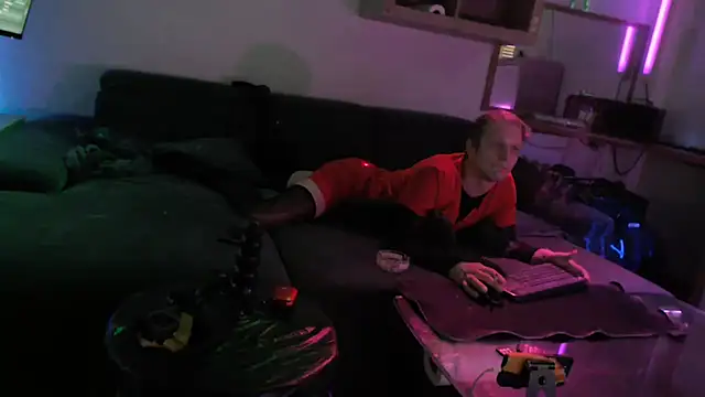 Snapshot of davidgntxxxxx chatting on December 14, 2025, 12:55 pm davidgntxxxxx online show from December 14, 2025, 12:55 pm