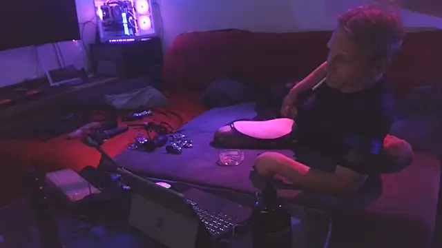 davidgntxxxxx online show from May 1, 2026, 9:25 am