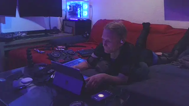 davidgntxxxxx online show from April 30, 2026, 8:57 pm