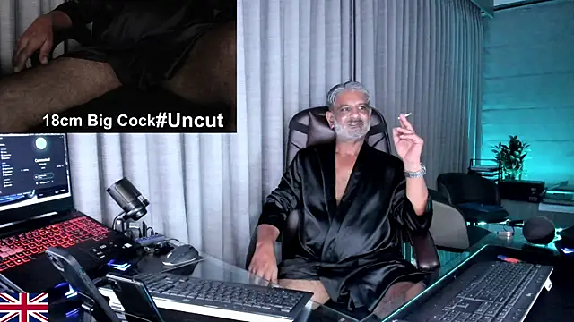 Snapshot of OnlineBossUK chatting on July 6, 2026, 12:23 pm OnlineBossUK online show from July 6, 2026, 12:23 pm