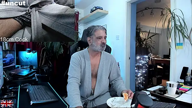 Snapshot of OnlineBossUK chatting on November 6, 2025, 5:28 pm OnlineBossUK online show from November 6, 2025, 5:28 pm