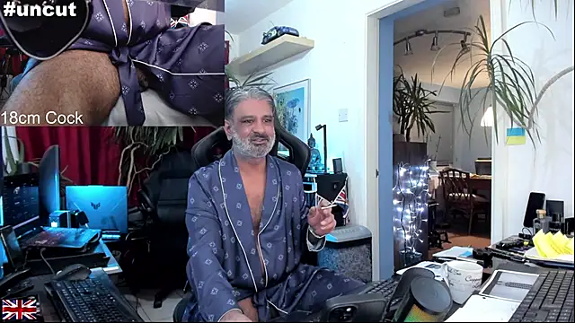 Snapshot of OnlineBossUK chatting on October 19, 2025, 10:01 pm OnlineBossUK online show from October 19, 2025, 10:01 pm