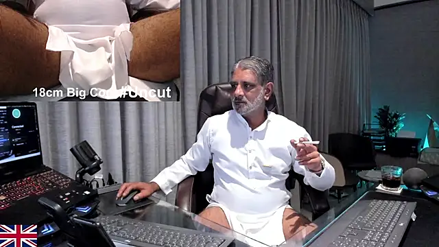 Snapshot of OnlineBossUK chatting on August 3, 2026, 4:35 pm OnlineBossUK online show from August 3, 2026, 4:35 pm