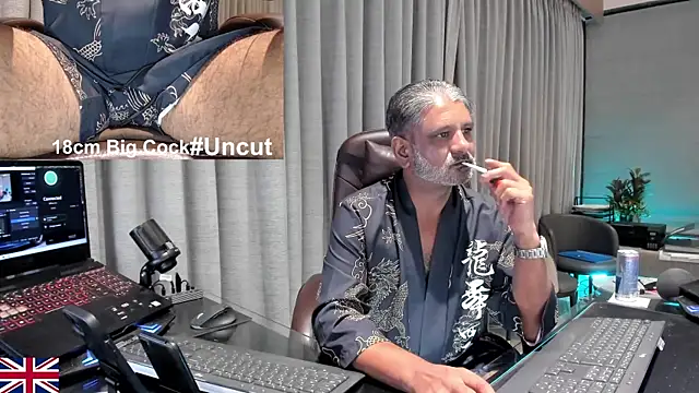 Snapshot of OnlineBossUK chatting on July 3, 2026, 7:20 pm OnlineBossUK online show from July 3, 2026, 7:20 pm