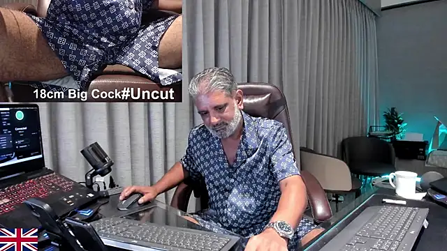 Snapshot of OnlineBossUK chatting on July 28, 2026, 8:45 pm OnlineBossUK online show from July 28, 2026, 8:45 pm