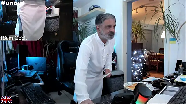 Snapshot of OnlineBossUK chatting on October 20, 2025, 9:04 pm OnlineBossUK online show from October 20, 2025, 9:04 pm