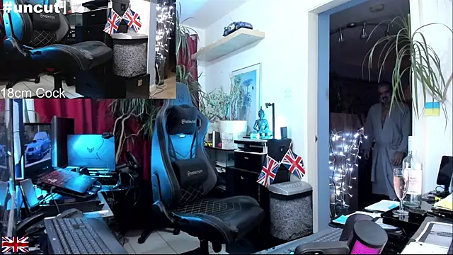 Snapshot of OnlineBossUK chatting on November 2, 2025, 11:32 pm OnlineBossUK online show from November 2, 2025, 11:32 pm