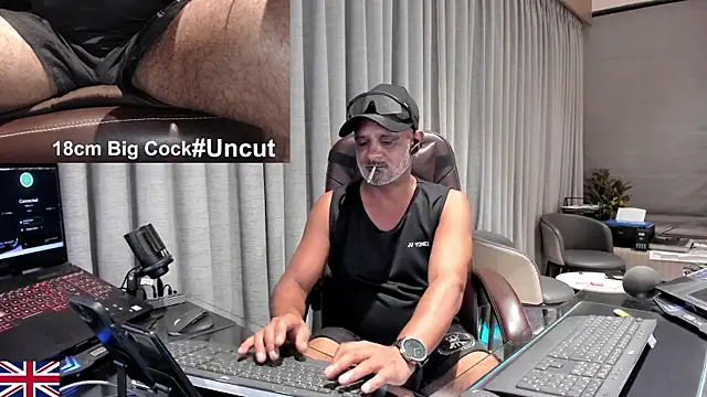Snapshot of OnlineBossUK chatting on June 16, 2026, 4:40 pm OnlineBossUK online show from June 16, 2026, 4:40 pm