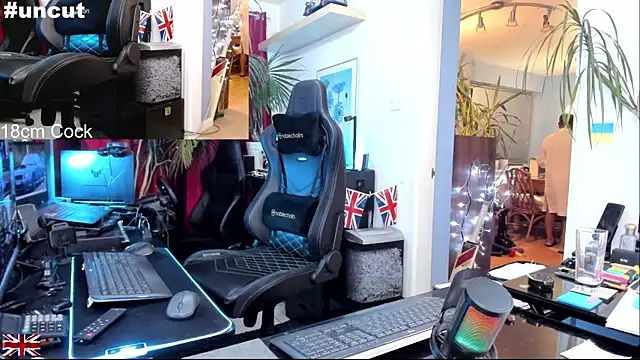 Snapshot of OnlineBossUK chatting on November 16, 2025, 4:39 am OnlineBossUK online show from November 16, 2025, 4:39 am