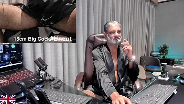 Snapshot of OnlineBossUK chatting on July 6, 2026, 4:31 pm OnlineBossUK online show from July 6, 2026, 4:31 pm