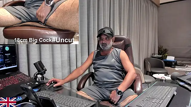 Snapshot of OnlineBossUK chatting on June 13, 2026, 4:38 pm OnlineBossUK online show from June 13, 2026, 4:38 pm