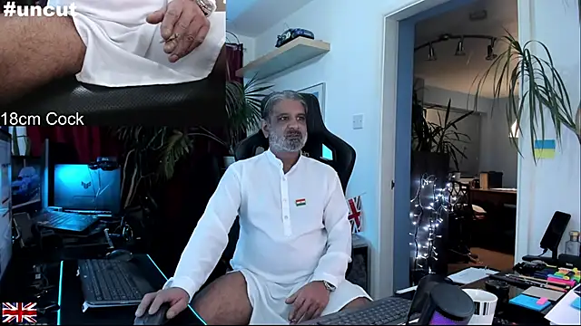 Snapshot of OnlineBossUK chatting on November 15, 2025, 4:33 pm OnlineBossUK online show from November 15, 2025, 4:33 pm