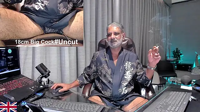 Snapshot of OnlineBossUK chatting on July 13, 2026, 2:33 am OnlineBossUK online show from July 13, 2026, 2:33 am