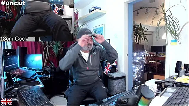 Snapshot of OnlineBossUK chatting on October 23, 2025, 8:18 pm OnlineBossUK online show from October 23, 2025, 8:18 pm