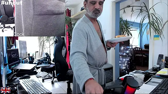 Snapshot of OnlineBossUK chatting on October 13, 2025, 12:07 pm OnlineBossUK online show from October 13, 2025, 12:07 pm