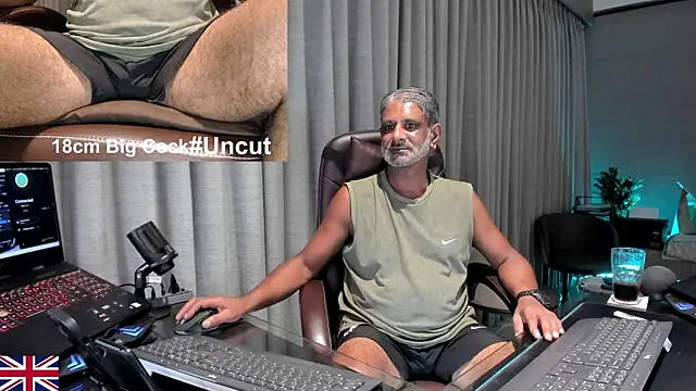Snapshot of OnlineBossUK chatting on July 30, 2026, 4:28 pm OnlineBossUK online show from July 30, 2026, 4:28 pm