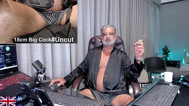 Snapshot of OnlineBossUK chatting on July 22, 2026, 5:53 am OnlineBossUK online show from July 22, 2026, 5:53 am