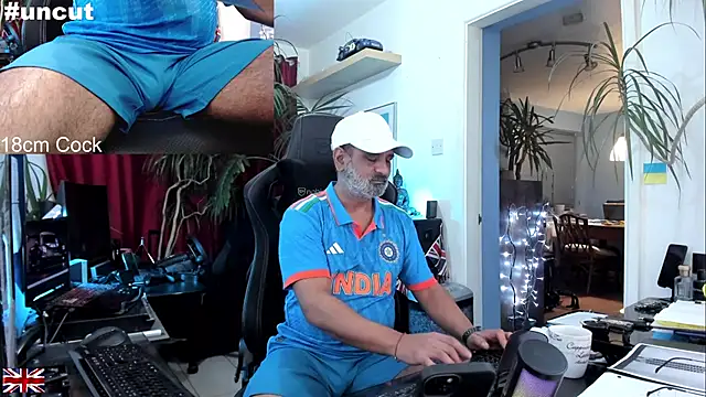 Snapshot of OnlineBossUK chatting on October 7, 2025, 7:37 pm OnlineBossUK online show from October 7, 2025, 7:37 pm