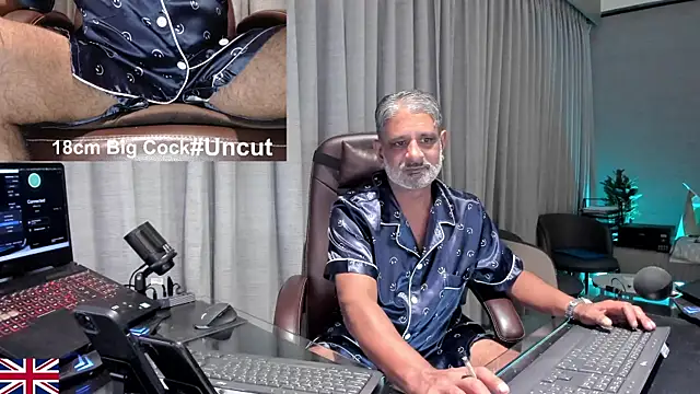 Snapshot of OnlineBossUK chatting on July 13, 2026, 4:06 pm OnlineBossUK online show from July 13, 2026, 4:06 pm