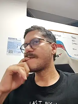 Snapshot of AndyHepburn chatting on November 10, 2025, 11:54 pm AndyHepburn online show from November 10, 2025, 11:54 pm