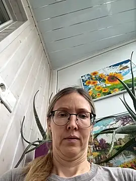 angelmommu online show from June 11, 2026, 4:31 am