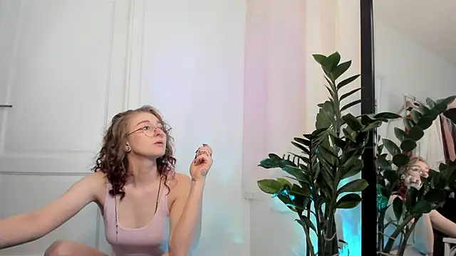 Lana Delmar online show from May 11, 2026, 11:33 am