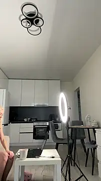 Snapshot of Mia_Roxie chatting on November 19, 2025, 3:06 am Mia Roxie online show from November 19, 2025, 3:06 am