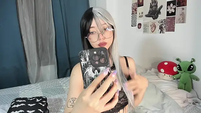 Snapshot of acid_candy_ chatting on October 4, 2025, 11:28 pm acid candy online show from October 4, 2025, 11:28 pm