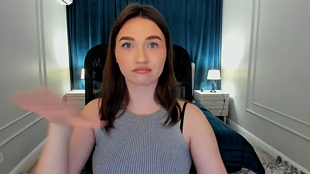 Snapshot of GracefulLook chatting on February 15, 2025, 7:39 pm GracefulLook online show from February 15, 2025, 7:39 pm