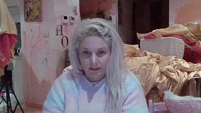 Snapshot of qvncrazy chatting on October 28, 2025, 9:19 am qvncrazy online show from October 28, 2025, 9:19 am