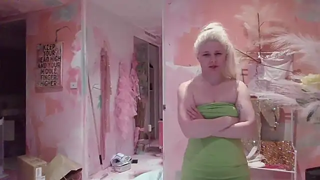 Snapshot of qvncrazy chatting on October 2, 2025, 1:47 pm qvncrazy online show from October 2, 2025, 1:47 pm