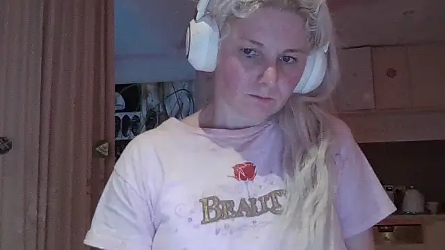 Snapshot of qvncrazy chatting on October 29, 2025, 8:13 am qvncrazy online show from October 29, 2025, 8:13 am