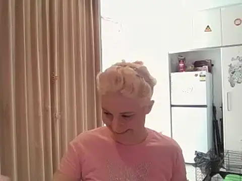 Snapshot of qvncrazy chatting on March 7, 2025, 2:25 am qvncrazy online show from March 7, 2025, 2:25 am