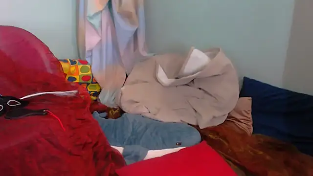 Snapshot of EverlyRays chatting on December 15, 2025, 5:30 pm EverlyRays online show from December 15, 2025, 5:30 pm