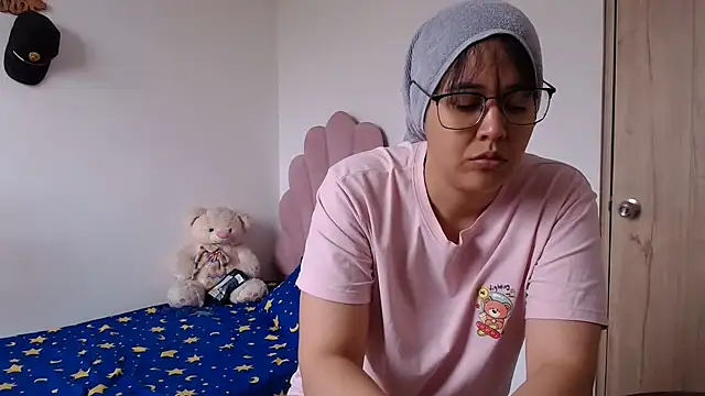 lady hot2xx online show from June 26, 2026, 4:24 pm