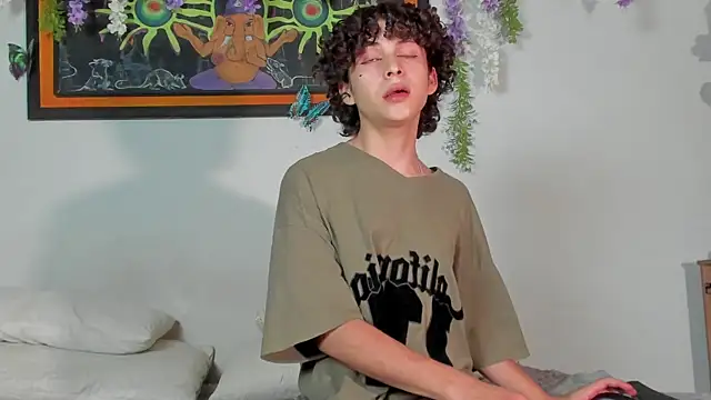 Snapshot of Cherry_boy_18 chatting on March 12, 2025, 2:09 am Cherry boy 18 online show from March 12, 2025, 2:09 am