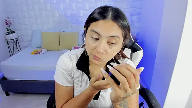Snapshot of anny_rouse24 chatting on July 17, 2026, 2:31 am anny rouse24 online show from July 17, 2026, 2:31 am