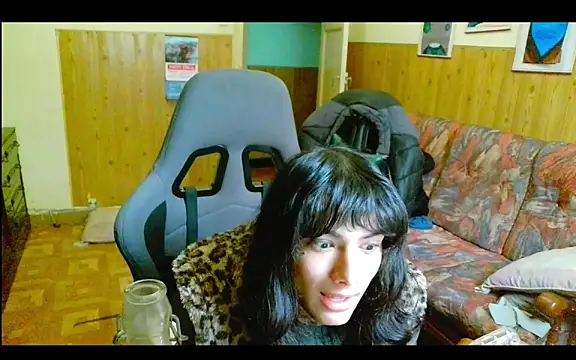 calliemaggotbone online show from December 18, 2025, 2:32 pm