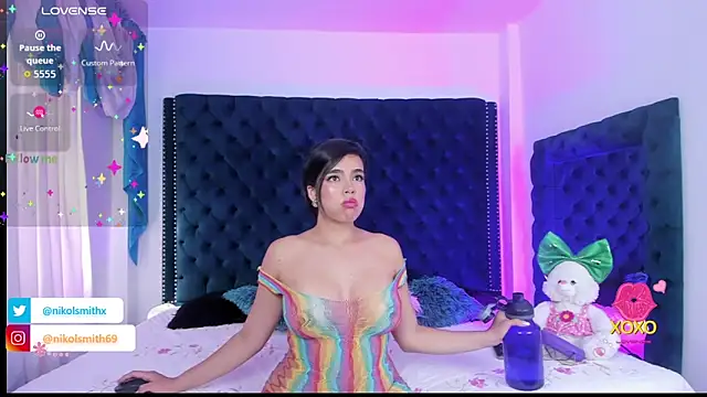 nikolsmithh online show from April 23, 2026, 7:37 pm