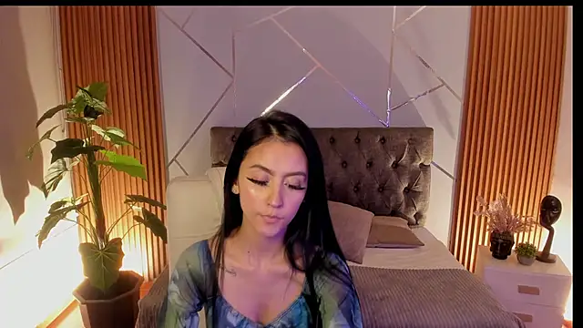 Coralinnee  online show from September 10, 2025, 3:38 am