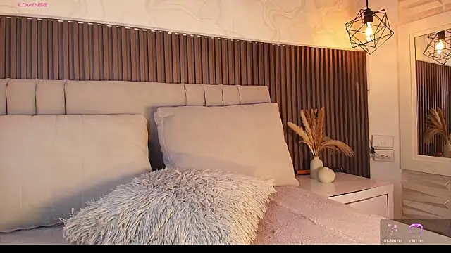 SHANONCLARK online show from December 18, 2025, 7:07 pm