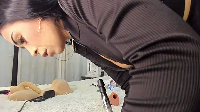 AntonelaNeri online show from October 22, 2025, 1:21 pm