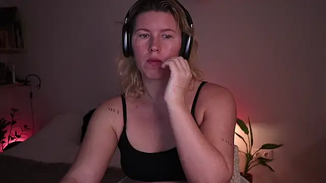 moonamii online show from October 29, 2025, 12:37 pm