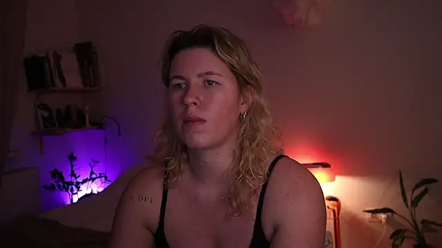 moonamii online show from December 13, 2025, 8:04 pm