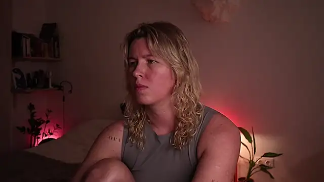 moonamii online show from October 28, 2025, 6:29 pm