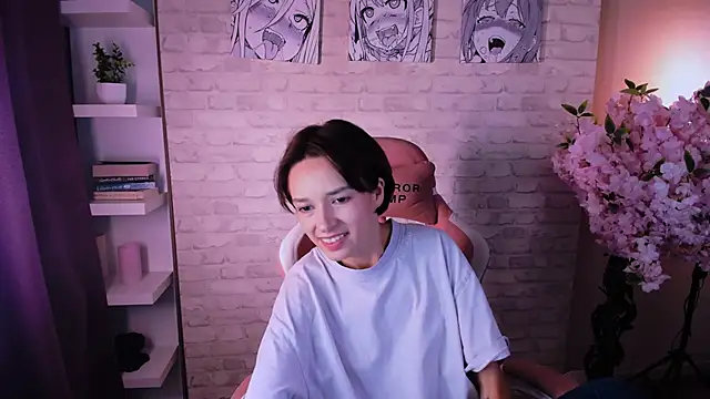 VivianLy  online show from September 24, 2025, 11:28 am