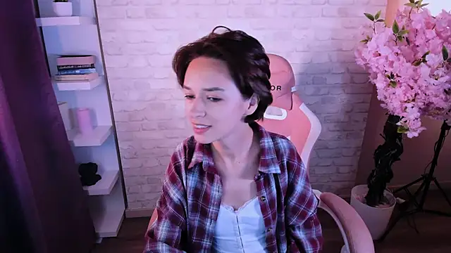 VivianLy  online show from September 23, 2025, 11:06 am